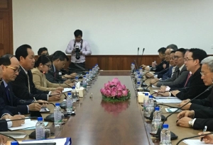 發展局局長（右二）於2月27日率領代表團在柬埔寨金邊與柬埔寨國土、城市規劃和建設部大臣Chea Sophara（左二）會面。