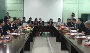 發展局局長（右二）率領代表團於2月27日在柬埔寨金邊與柬埔寨建築公會會長方僑生（左二）會面。