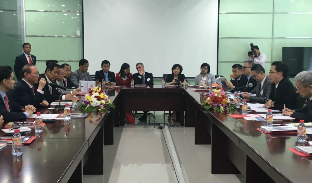 The Secretary for Development (second right) leads the delegation to meet with the President of the Cambodia Constructors Association, Mr Pung Kheav Se (second left), in Phnom Penh, Cambodia, on February 27.