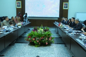 發展局局長（右二）於3月1日率領代表團在印尼雅加達與印尼國家發展計劃委員會部長Brodjonegoro Bambang（左一）會面。