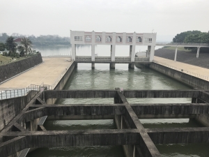 Officials of the Water Resources Department of Guangdong Province brief LegCo members on the operation of the Taiyuan Pumping Station.