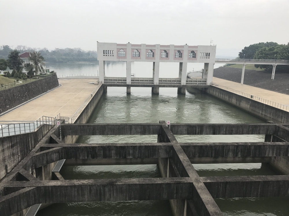 LegCo members visit the intake point of DJ water and pumping facilities at the Taiyuan Pumping Station.