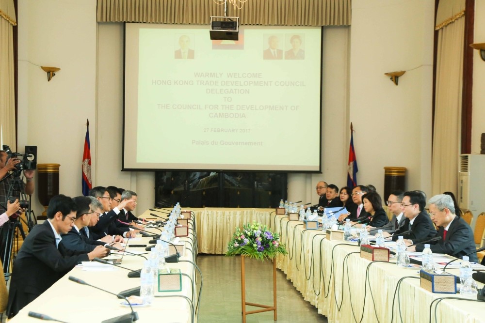 The delegation meets with the Minister attached to the Prime Minister and the Secretary General of the Council for the Development of Cambodia, Mr Sok Chenda Sophea (fourth from left), on 27 February 2017.