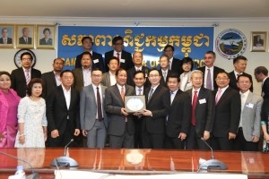 Exchange of memorable photos with the Vice President of Cambodia Chamber of Commerce, Mr Oknha Hann Khieng (first row, fifth from left), after the meeting.