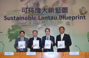 The Secretary for Development, Mr MA Siu-cheung, Eric (second right), held the Sustainable Lantau Blueprint Press Conference yesterday (3 June).  Also present were the Permanent Secretary for Development (Works), Mr HON Chi-keung (second left); the Director of Civil Engineering and Development, Mr LAM Sai-hung (first left); and the Director of Planning, Mr LEE Kai-wing, Raymond (first right).
						