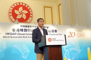 The Chief Executive, Mr C Y LEUNG, delivers a welcoming speech as the guest of honour at the Hong Kong Special Administrative Region Government welcoming cocktail.
