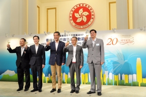 (From left) The Chairman of the Organising Committee of the World Sustainable Built Environment Conference, Mr Wong Tin-cheung, Conrad; the Secretary for Development (SDEV), Mr MA Siu-cheung, Eric; the Chief Executive, Mr C Y Leung; the Chairman of the Construction Industry Council, Mr Chan Ka-kui; and the Chairman of the Hong Kong Green Building Council, Mr Wong Bay, propose a toast to the guests from various countries.