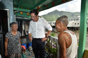 SDEV, Mr Michael WONG (centre), and officials of various departments visit residents of Tai O to see how to provide them with assistance.
