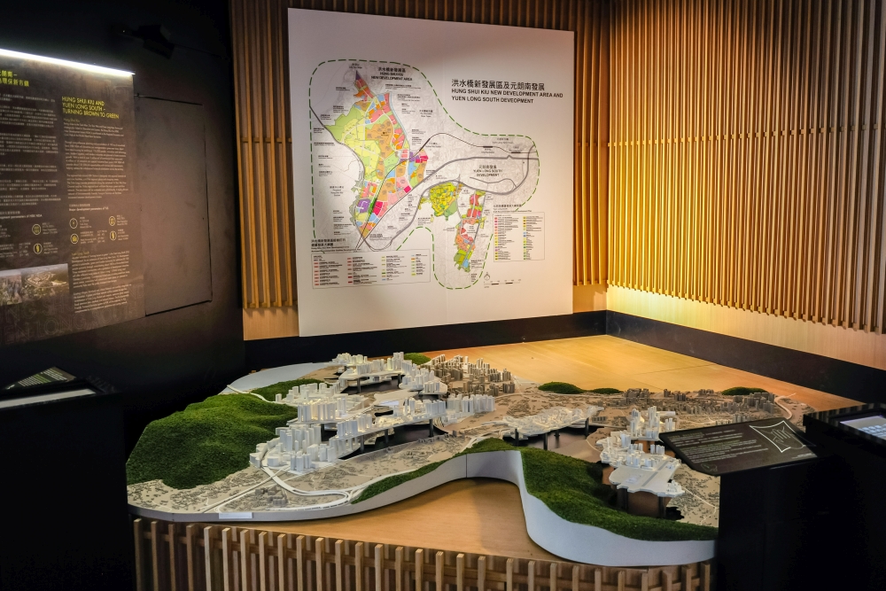 The interactive models in the “Visionary Hong Kong” exhibition zone offer visitors a chance to experience Hong Kong’s planning vision and learn more about the various projects that will keep Hong Kong moving forward as a world city in Asia. The two photos above show the models of the “Central/Wan Chai and North Point” and “Hung Shui Kiu and Yuen Long South” development projects. 