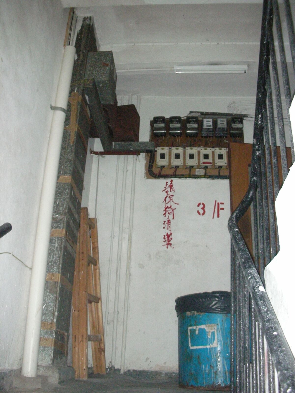 大Fire resisting boards were added to enclose the electricity meter boxes of On Hong Building in Tsuen Wan under OBB.
