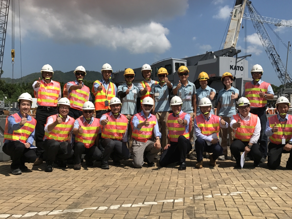 SDEV, Mr Michael WONG (fourth right, front row), and Chairman of the CIC, Mr CHAN Ka-kui (centre, front row), take pictures with members and trainees of the CIC to show their support for the future of the construction industry.