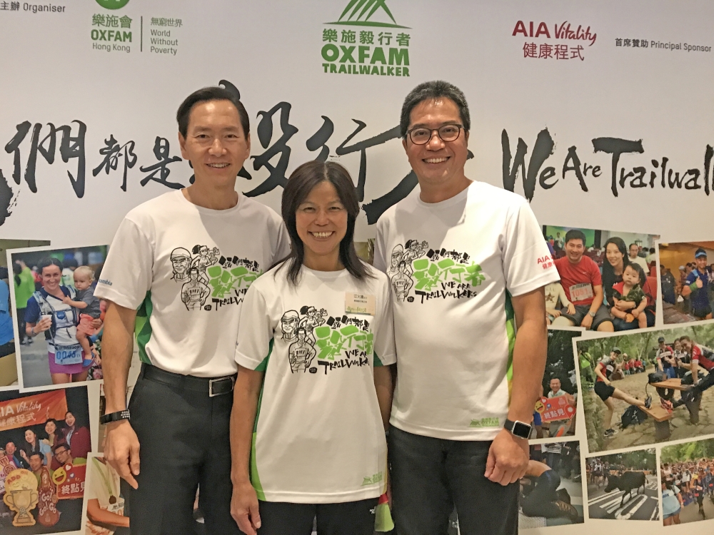 SDEV, Mr Michael WONG (right), Chair of the Oxfam Trailwalker (OTW) Advisory Committee, Mr Bernard CHAN (left), and the owner of a kiosk in Tai Mo Shan, 