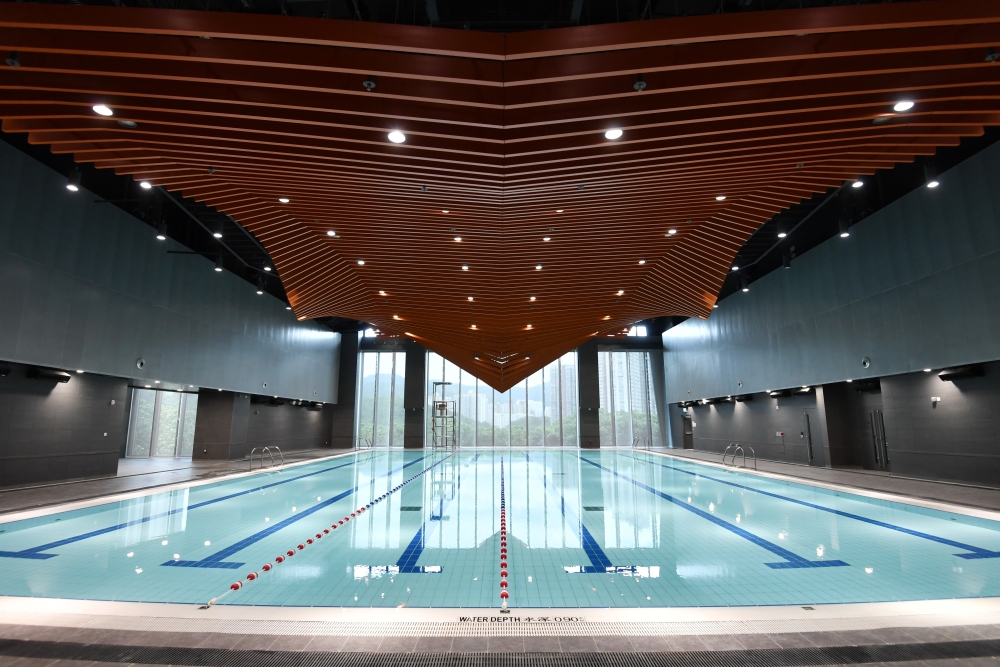 The ceiling of the Tsing Yi Southwest Swimming Pool is designed to imitate a swimmer performing the butterfly stroke.  This is the first indoor heated swimming pool in the district.
