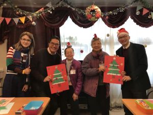 SDEV, Mr Michael WONG and USDEV, Mr LIU Chun-san are glad to receive a handmade Christmas card by the elderly.