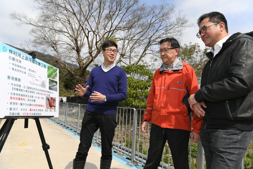 While the Secretary for Development (SDEV), Mr Michael WONG (right), are inspecting the condition of Lam Tsuen River with the Director of Drainage Services, Mr Edwin TONG (centre). Engineer of the DSD, Mr Marcus CHENG, explains to them the greening and ecological mitigation measures adopted in the river improvement works.