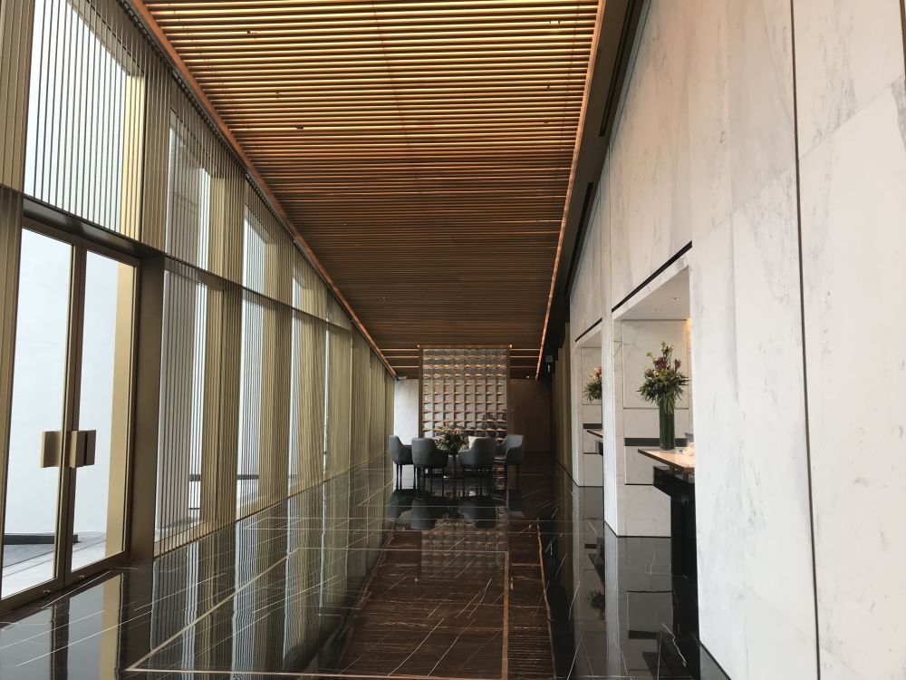 The hotel retains the Murray Building’s architectural designs, including a car ramp connected to the Cotton Tree Drive. The former car ramp now becomes the lobby’s ceiling covered in brass gold furnishings.