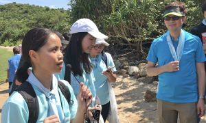 A programme assistant of the Department of Ocean Science of the HKUST, Ms Grace TSANG (first left), says to the participants of the guided tour that Shui Hau Wan has huge sandflats that act as habitats for a rich variety of the species.