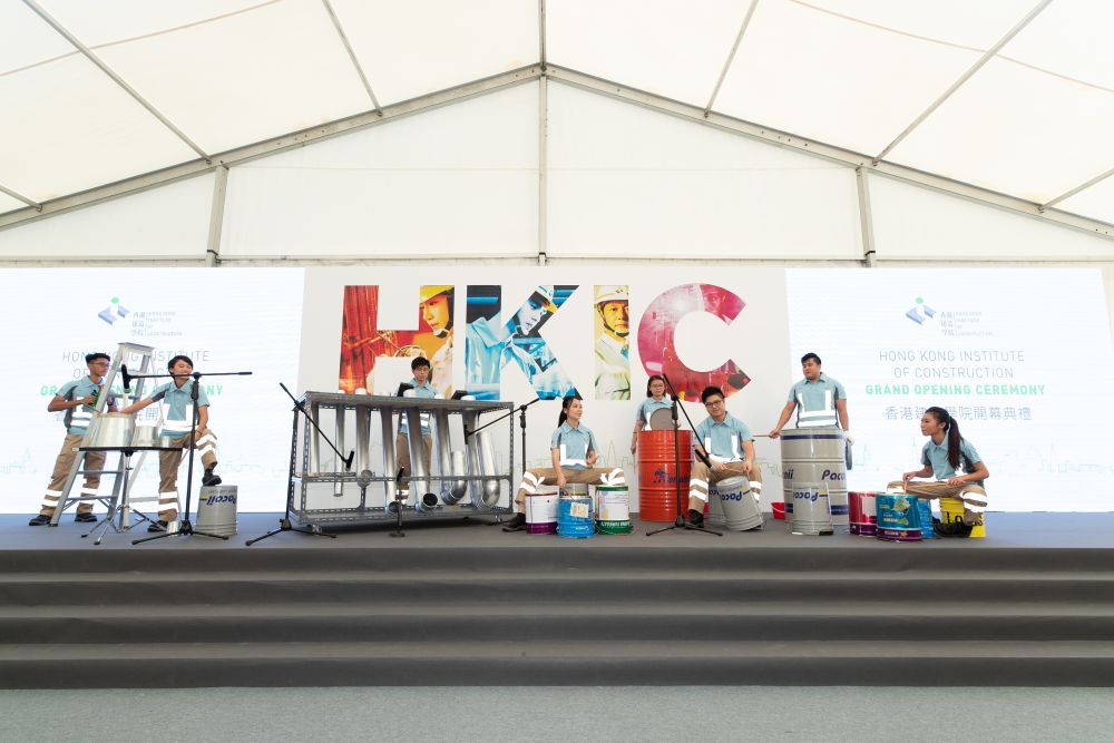 At the opening ceremony of the HKIC, students play percussion with tools commonly used by construction workers, including aluminium ladders, pipes and iron buckets, fully demonstrating their innovative spirit.