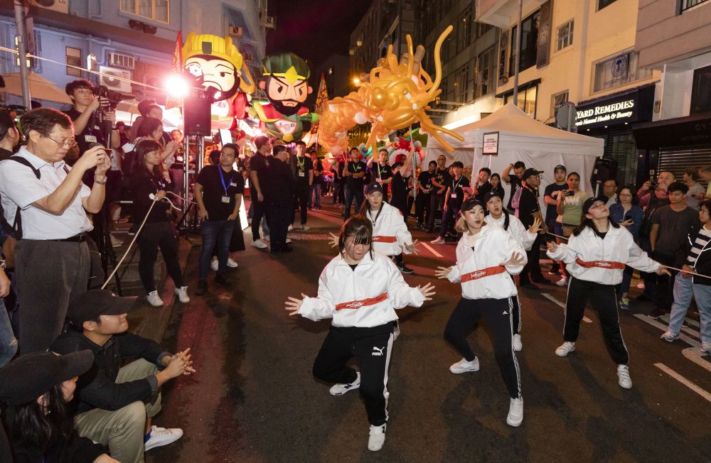 The finale to the carnival is an unprecedented night parade organised for the first time, attracting crowds of appreciative members of the public and visitors to take photos on both sides of the road.  The night parade marked a perfect ending for the event.