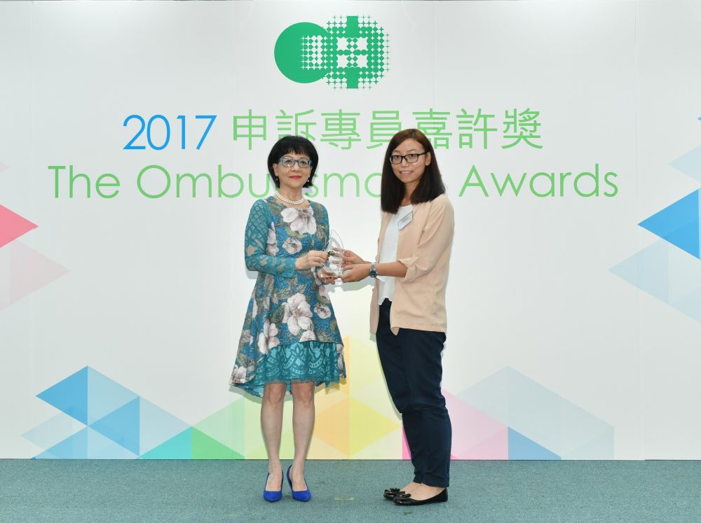 Ms SHUM (right) has been working in the Mandatory Building Inspection Section for over three years. Last year, she received the Ombudsman’s Award for her outstanding performance in handling complaints and serving the public.