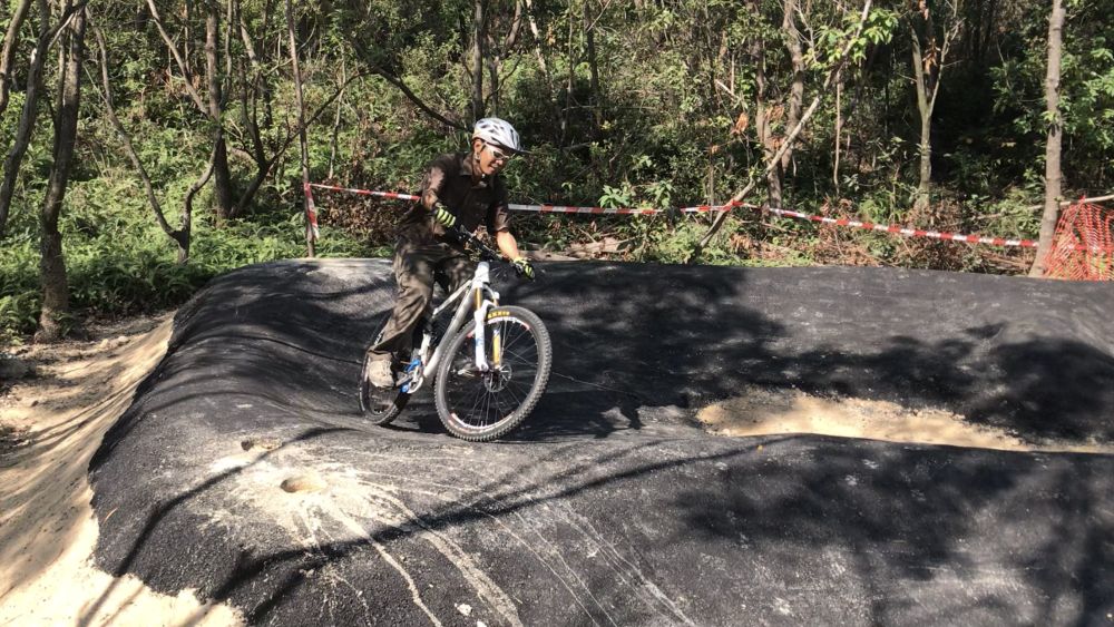 The training ground provides trails of different riding difficulties for beginner, intermediate and advanced cyclists.  Pictured is the trail specialist of the International Mountain Bicycling Association, Mr H.M. LIM, giving live demonstrations on the bike trails of different riding difficulties.