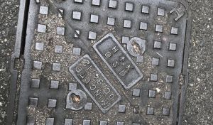 With the explanation of the “manhole cover expert”, could you interpret the codes on the manhole covers?
