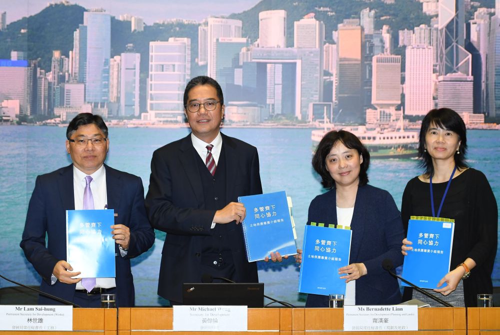 The Secretary for Development (SDEV), Mr WONG Wai-lun, Michael (second left); the Permanent Secretary for Development (Planning and Lands), Ms LINN Hon-ho, Bernadette (second right); the Permanent Secretary for Development (Works), Mr LAM Sai-hung (first left); and the Deputy Secretary for Development (Planning and Lands), Ms HO Pui-ling, Doris (first right), held a press conference recently on the Government’s response to the report of the Task Force on Land Supply (Task Force).