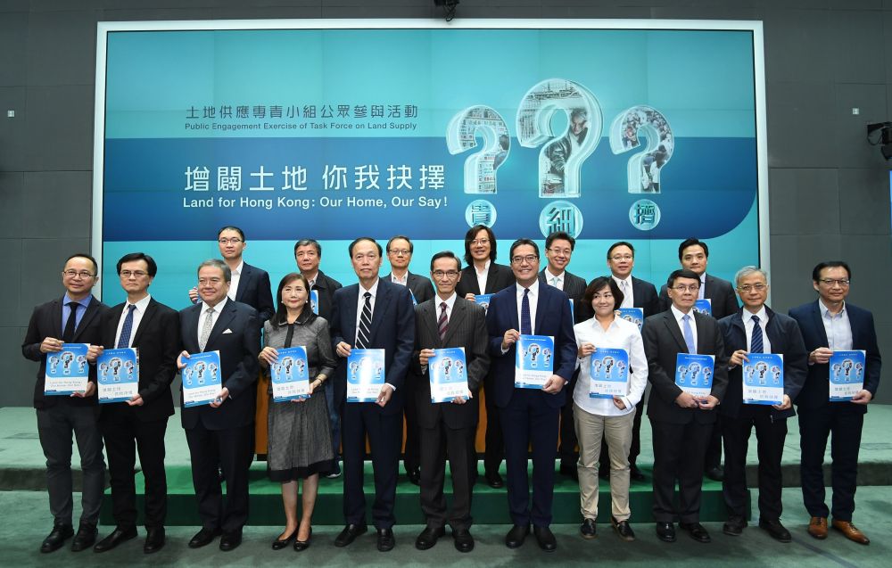 The Task Force held a press conference on the Public Engagement Exercise in April last year. Photo shows SDEV, Mr Michael WONG (front row, fifth right); the Task Force Chairman, Mr WONG Yuen-fai, Stanley (front row, centre); Vice-chairman, Dr WONG Chak-yan, Greg (front row, fifth left); and other members of the Task Force at the press conference.