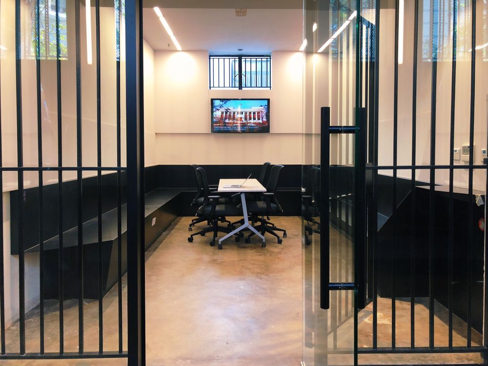 The magistracy originally had four detention cells. One has been preserved with its concrete benches, transom windows with metal grilles and wire mesh, and a metal gate, while the other three have been converted into multi-functional rooms to provide young people with more space for interaction and communication.