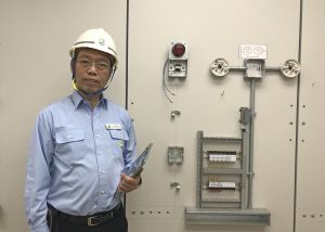The Supervising Instructor, Mr. LEE Kwok-leung, says that the centre has adopted a modular design.  For example, the electrical testing workshop in the electrical and mechanical (E&M) testing workshop can be transformed into a fire services mechanics testing workshop (beside him) by replacement of worker panels.