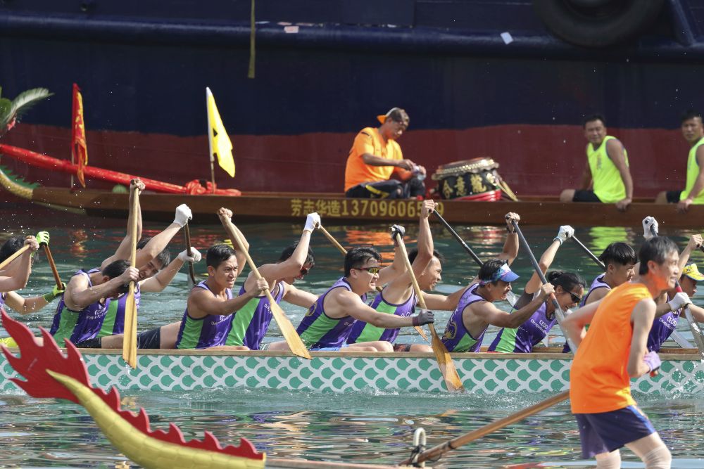 The dragon boat team of the CEDD is demonstrating team spirit by striving forward with the same goal.