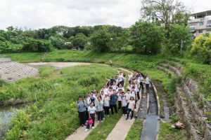 Recently, the Drainage Services Department (DSD) together with the Firefly Conservation Foundation and a group of secondary school students visited Kwan Tei River in Fanling to release firefly larvae to nature. It is hoped that we will see fireflies fluttering and flickering along the river in the near future.