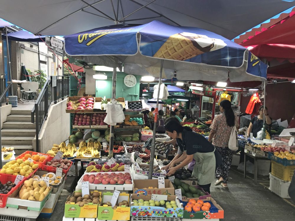 The century-old street market on Graham Street was an important local characteristics of Central. In pursuing redevelopment, the URA has endeavoured to preserve the ambience of the streets and provides a market block for fresh food shops to continue with their businesses.