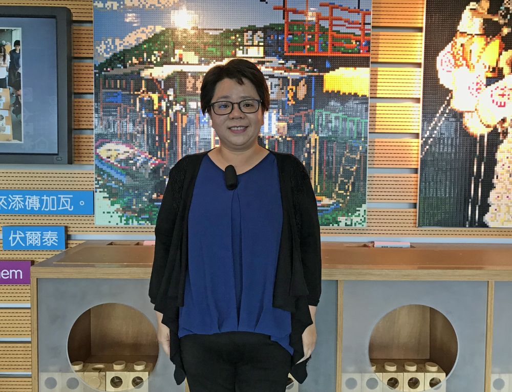Ms CHAU Yin-mai, Lisa, town planner of the Planning Department (PlanD), says that the summer course this year, themed on urban renewal, is jointly organised by the PlanD and the Urban Renewal Authority (URA) for students to learn about the urban renewal strategy.