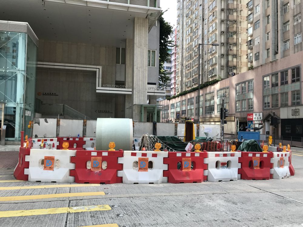In recent years, the DSD has employed trenchless technologies under which the excavation requires less open space and a shorter duration of works, allowing traffic to resume quickly after the completion of works to minimise impacts to the public. Pictured is the construction site at Bailey Street in To Kwa Wan, where the slip-lining method is being used to rehabilitate the pipes.