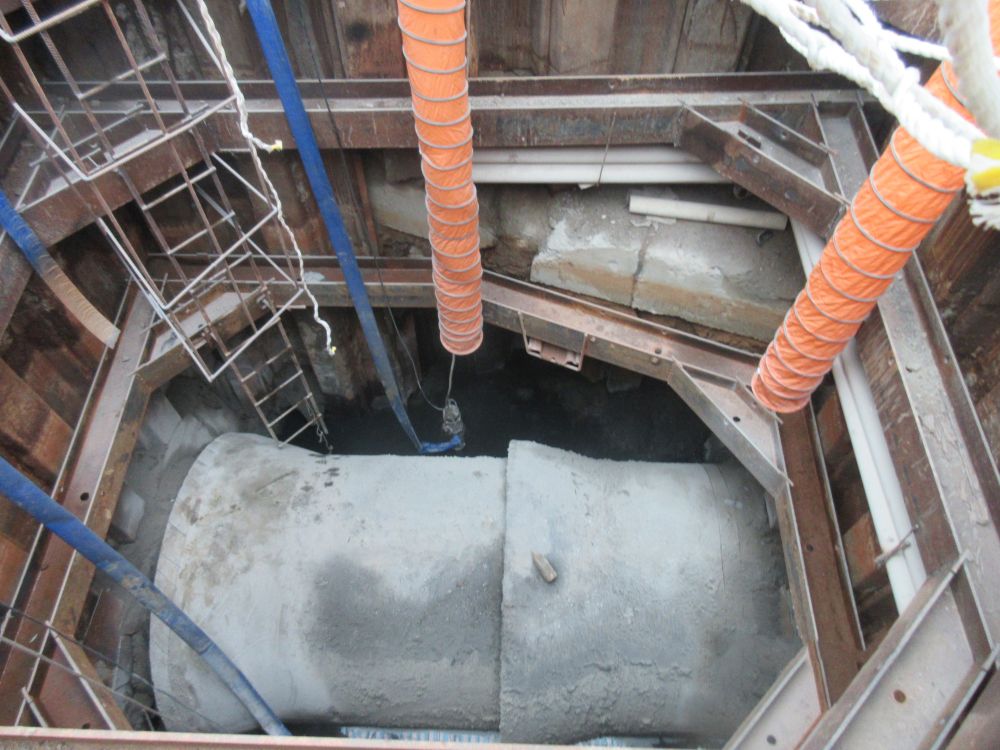 Slip-lining method: (from top to bottom) 1. Setting up a temporary shaft; 2. cutting part of the old pipeline for cleaning and inspection; 3. pushing a fibreglass plastic liner into the original pipe section by section; 4. filling the gap between the new and the old pipelines with cement slurry to form a new pipe.