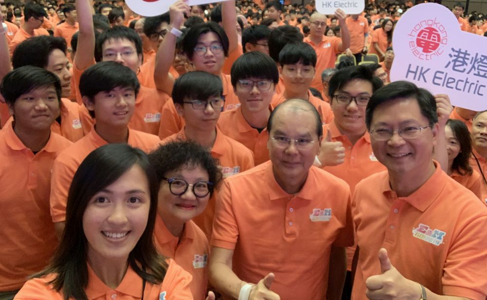 The CS, Mr Matthew CHEUNG (second right, front row) and the Director of Electrical and Mechanical Services (DEMS), Mr SIT Wing-hang, Alfred (first right, front row), pictured with a number of young trainees at the “E&M Go!” ceremony.