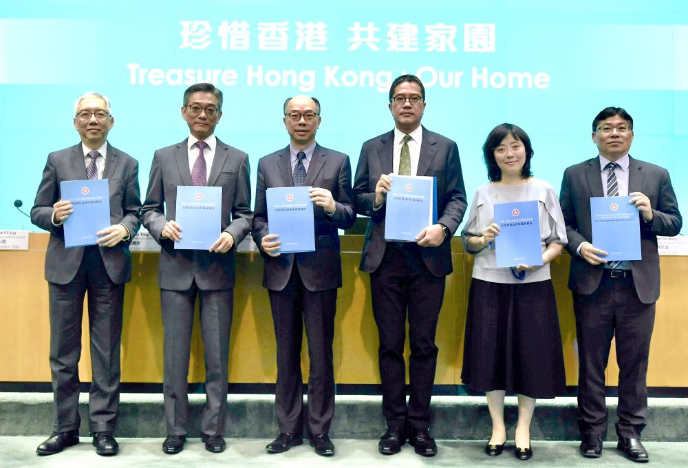 The Secretary for Development (SDEV), Mr Michael Wong (third right), and the Secretary for Transport and Housing, Mr Frank Chan (third left), held a press conference earlier to elaborate on their respective policy initiatives under the 