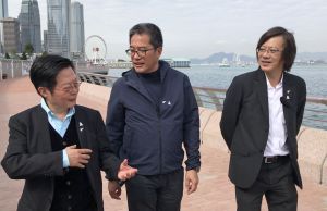 Mr WONG Wai-lun, Michael, Secretary for Development (SDEV)  (centre), invites Mr NG Wing-shun, Vincent, Chairman of the Harbourfront Commission (right), and Mr HO Man-yiu, Ivan, Chairman of the Task Force on Harbourfront Developments on Hong Kong Island (left), to visit the new harbourfront promenade and share their experience in its development.
