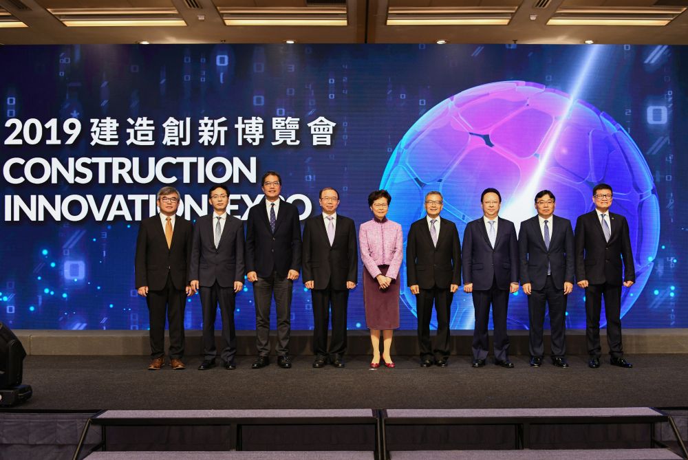 The Chief Executive, Mrs LAM CHENG Yuet-ngor, Carrie, and the Secretary for Development (SDEV), Mr WONG Wai-lun, Michael, attended the grand opening ceremony of the Construction Innovation Expo (CIExpo) 2019 at the Hong Kong Convention and Exhibition Centre last month. Photo shows Mrs Carrie LAM (centre); Mr Michael WONG (third left); the Vice Minister of the Ministry of Housing and Urban-Rural Development, Mr YI-jun (fourth left); the Permanent Secretary for Development (Works), Mr LAM Sai-hung (second right); the Chairman of the Construction Industry Council (CIC), Mr CHAN Ka-kui (fourth right); the Executive Director of the CIC, Mr CHENG Ting-ning, Albert (first right), and other officiating guests at the ceremony.