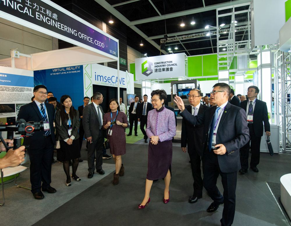 The Chief Executive, Mrs Carrie LAM (front row, left), is accompanied by the Executive Director of the CIC, Mr Albert CHENG (front row, right), to visit the exhibition hall of the CIExpo.