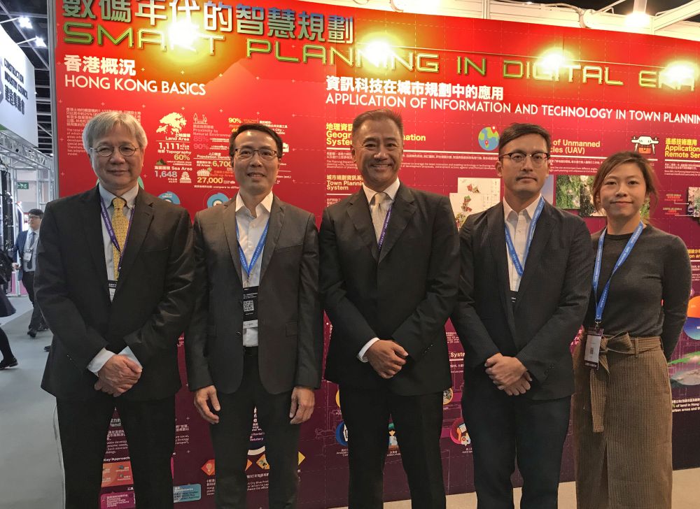 The Director of Planning, Mr LEE Kai-wing, Raymond (centre), is pictured with his colleagues at the department’s exhibition booth.
