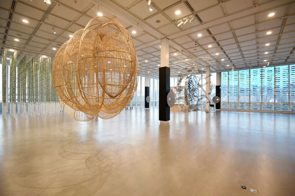 The new extended roof floor of the HKMoA has a 5.6 metres high ceiling and a 270-degree view of Tsim Sha Tsui and the Victoria Harbour, which allows artists to place large exhibits and to make connection between their artworks and the surrounding environment, enriching the expression of the artworks. 