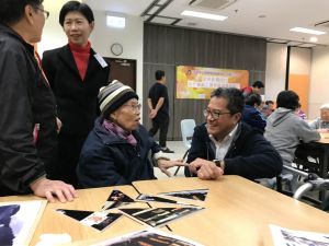 The SDEV, Mr Michael Wong, chats with the elderly.