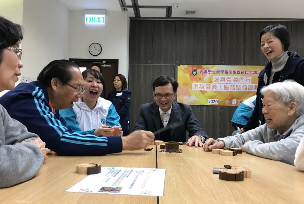 The USDEV, Mr Liu Chun-san (fourth left) and a colleague of the DSDVT (third left) play board games with the elderly. 