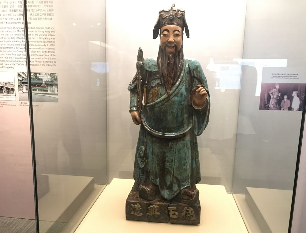 Pictured is the Shiwan ceramic figurine on the roof of Man Mo Temple, which is one of the rare gable ridge figurines that are well-preserved in Hong Kong.