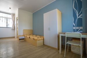 When the quarantine units arrive at the construction site for assembly, the accommodation facilities and decoration such as windows, water heaters and individual toilets are already ready. 