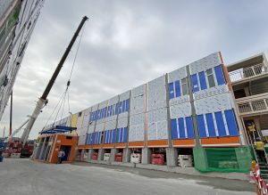 The temporary hospital is Hong Kong’s first hospital with negative pressure isolation wards built using the Modular Integrated Construction (MiC) technology. The standard wards are composed of three MiC modules, which are produced in the factory and then transported to the site for installation.