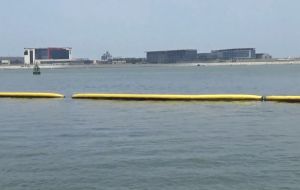To ensure that the project will not affect the environment, silt curtains in the picture (shown in yellow) fully enclose the 130-hectare reclamation site to prevent the outflow of silt particles.