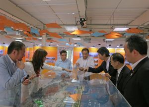 Apart from involving in the work of planning, Raymond (centre) has also worked as the Head of the Energizing Kowloon East Office. Photo shows him sharing his experience in promoting the transformation and development of Kowloon East with an overseas delegation.